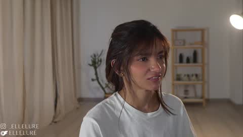 Snapshot of ellelure_ chatting on January 17, 9:28 pm Linda Restrepo online show from January 17, 9:28 pm