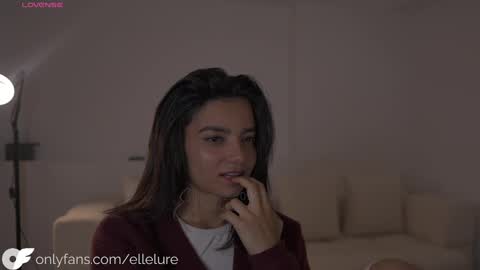 Snapshot of ellelure_ chatting on October 11, 12:15 am Linda Restrepo online show from October 11, 12:15 am