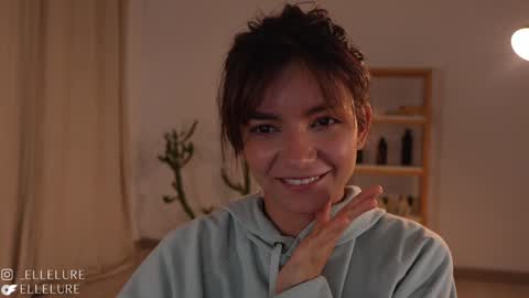 Snapshot of ellelure_ chatting on February 1, 1:02 am Linda Restrepo online show from February 1, 1:02 am