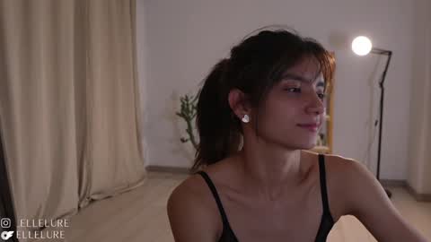 Snapshot of ellelure_ chatting on January 22, 11:32 pm Linda Restrepo online show from January 22, 11:32 pm