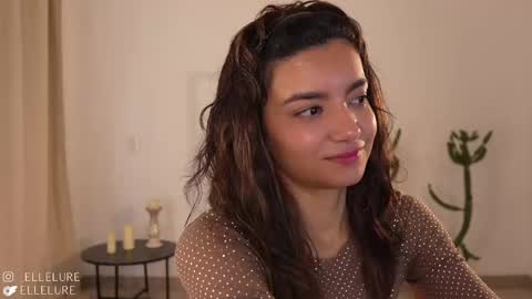 Snapshot of ellelure_ chatting on February 26, 10:15 pm Linda Restrepo online show from February 26, 10:15 pm