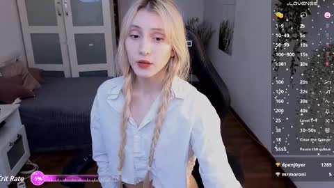 Snapshot of elliefrost chatting on March 1, 12:28 am elliefrost online show from March 1, 12:28 am