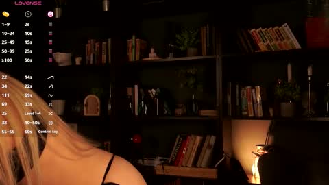 Snapshot of elliefrost chatting on October 20, 1:05 pm elliefrost online show from October 20, 1:05 pm