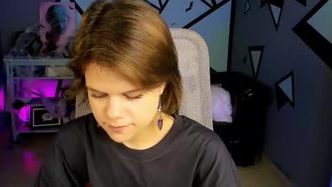 elliemurler online show from October 22, 9:01 am