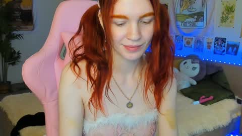 Snapshot of elly_milas chatting on December 16, 9:14 am Elly     Fansly  online show from December 16, 9:14 am