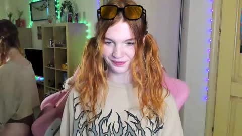 Snapshot of elly_milas chatting on October 12, 9:13 am Elly     Fansly  online show from October 12, 9:13 am