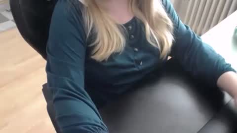 Elly online show from October 18, 9:35 am