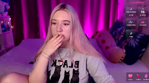 Snapshot of elovinora chatting on December 31, 8:02 pm Ela give me a thumbs up if you like it  and this is important for the development of the account online show from December 31, 8:02 pm