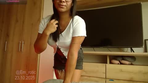 Emilia  online show from October 23, 8:42 pm