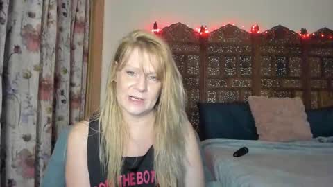 Snapshot of emberpheonixxx chatting on October 23, 9:15 pm Ember Pheonixxx online show from October 23, 9:15 pm