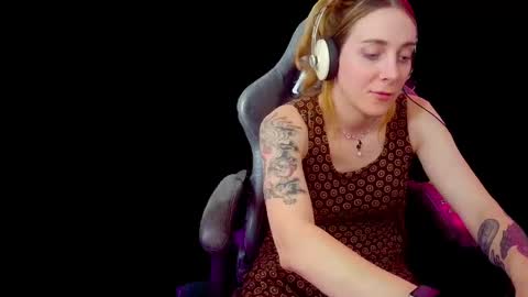 Emelia Lavoie online show from April 24, 9:28 pm