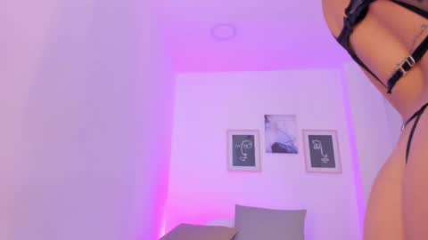 Snapshot of emelie_89 chatting on March 11, 11:55 am emelie_89 online show from March 11, 11:55 am