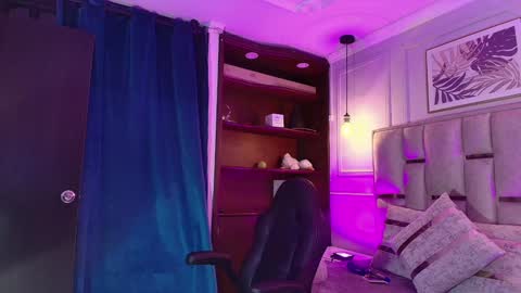 Snapshot of emelie_ch_ chatting on December 13, 3:05 am Emily  online show from December 13, 3:05 am