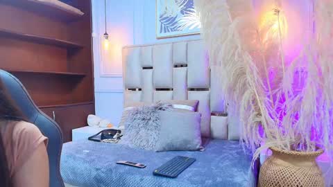 Snapshot of emelie_ch_ chatting on January 23, 12:04 am Emily  online show from January 23, 12:04 am