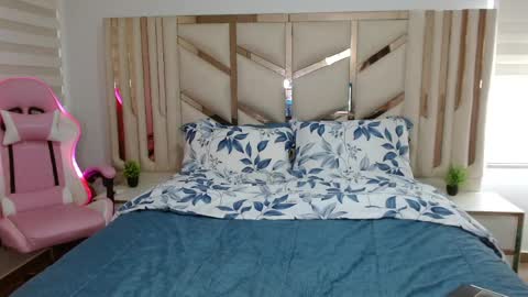 Emilee online show from May 26, 1:06 pm