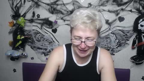 EmiliaGree online show from November 4, 8:10 pm