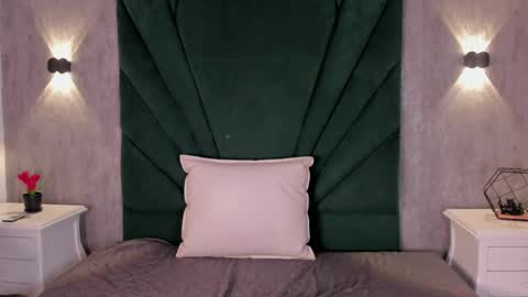 Emilie online show from April 9, 1:50 pm