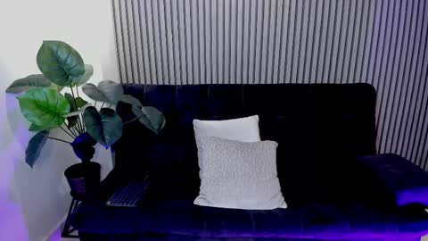 emilirosses online show from October 22, 1:02 pm