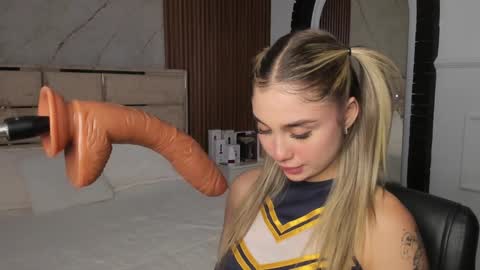 Emily Hendrix online show from January 24, 8:43 pm