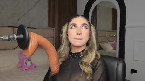 Emily Hendrix online show from February 25, 7:38 pm