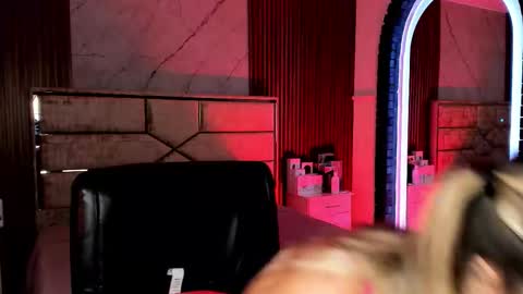 Emily Hendrix online show from October 18, 8:35 pm