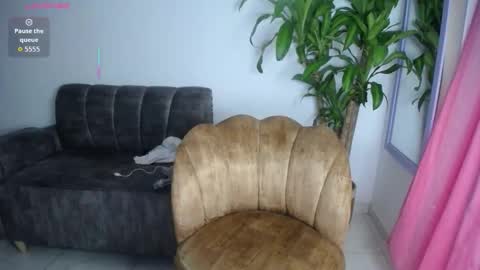 Snapshot of emilyhines__ chatting on October 9, 9:53 pm Emilyhines online show from October 9, 9:53 pm