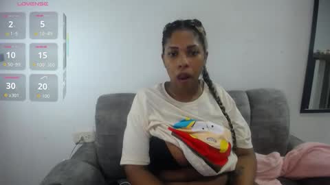 Snapshot of emilyhines__ chatting on October 28, 1:50 am Emilyhines online show from October 28, 1:50 am