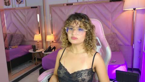 Emilyjonnes  online show from April 6, 7:59 pm
