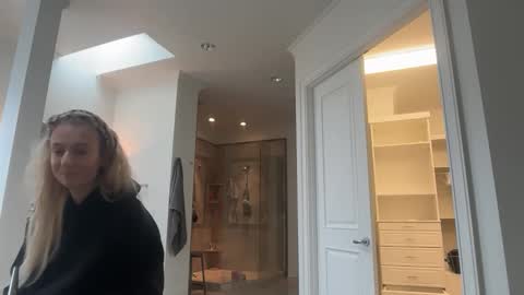 emilyparkerrr online show from February 20, 8:11 pm