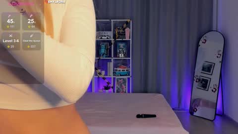 Hey i am  Emily     am -  pm online show from October 25, 5:35 pm