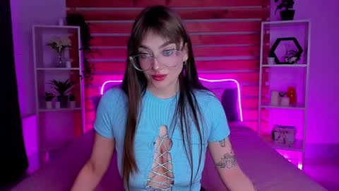 Snapshot of emilytylerr chatting on October 23, 8:05 am Emily online show from October 23, 8:05 am