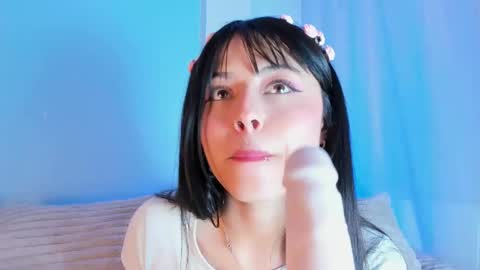 Snapshot of emilywithe_ chatting on September 17, 12:03 am online show from September 17, 12:03 am