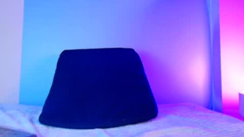 Snapshot of emilywithe_ chatting on February 19, 6:22 am online show from February 19, 6:22 am