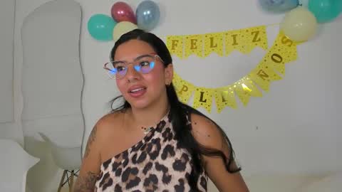 emilyy_cooperr online show from December 19, 12:44 pm