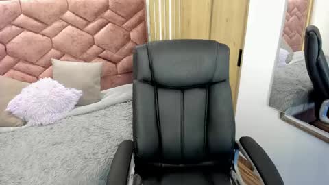 Snapshot of emma_ford1 chatting on October 9, 5:13 am Emma  online show from October 9, 5:13 am