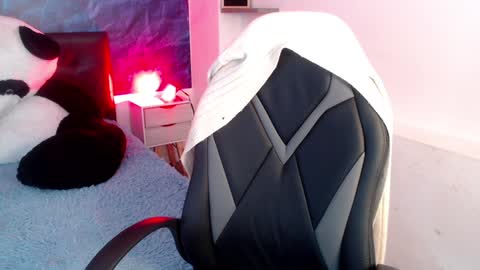Snapshot of emma_ford1 chatting on January 24, 3:00 am Emma  online show from January 24, 3:00 am