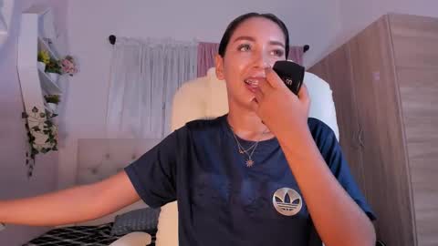Snapshot of emma_lorense chatting on October 16, 7:56 pm Emma online show from October 16, 7:56 pm