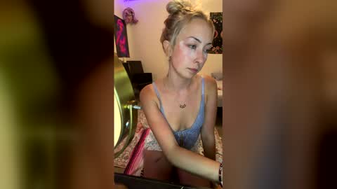 emmaraee online show from May 16, 1:24 am