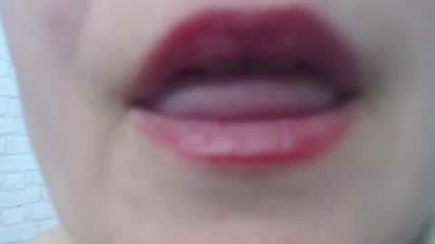 Snapshot of emmasquirt69 chatting on February 15, 12:48 am emmasquirt69 online show from February 15, 12:48 am