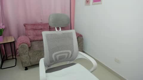 Snapshot of emmiejones_ chatting on October 21, 8:01 pm Emmi online show from October 21, 8:01 pm