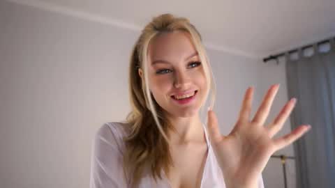 Snapshot of emmiemurray chatting on October 22, 7:22 am Aurora online show from October 22, 7:22 am