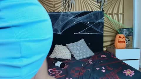 Snapshot of emmily_keller chatting on October 7, 1:29 pm Emmily keller online show from October 7, 1:29 pm
