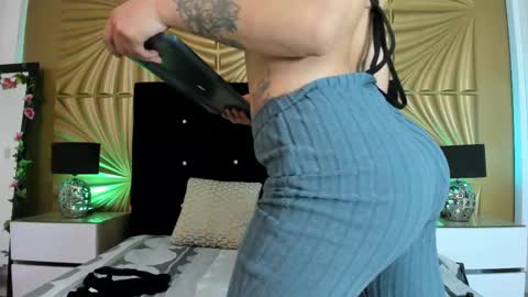 Snapshot of emmily_keller chatting on March 3, 1:23 pm Emmily keller online show from March 3, 1:23 pm