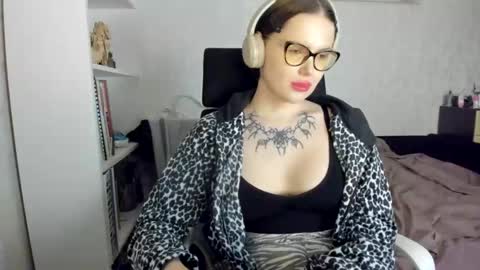 emydeliro online show from April 18, 6:43 pm