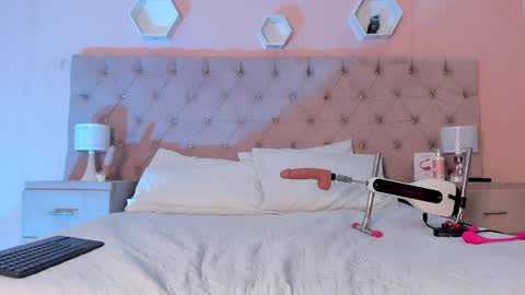 Emy Silver online show from December 7, 8:55 pm