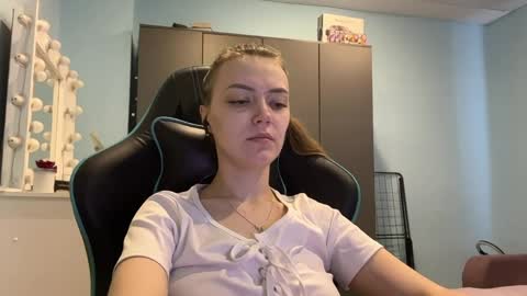 Lily online show from April 21, 3:02 am