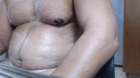 Snapshot of escorpion51 chatting on December 29, 2:17 am escorpion51 online show from December 29, 2:17 am