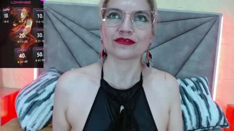 Esmeralda .INDEPENDENT MODEL online Monday to Saturday 3 pm Chicago online show from June 3, 3:09 am