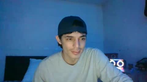 estebankit0 online show from December 29, 7:43 pm