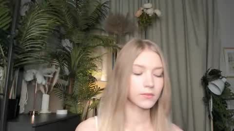 Snapshot of eternity_cuite chatting on October 23, 6:04 am Natalie online show from October 23, 6:04 am